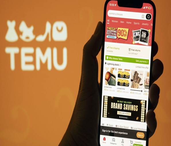 Un usuario revisa las ofertas de Temu desde su móvil