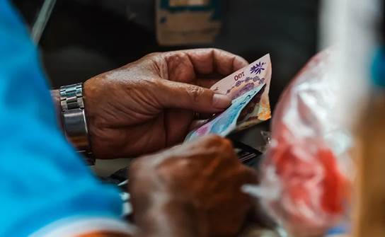 Un cliente paga sus compras el 5 de enero de 2024 en Buenos Aires (Argentina). EFE/ Juan Ignacio Roncoroni