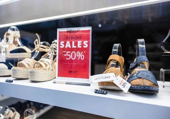 Rebajas en una zapatería de Toledo.