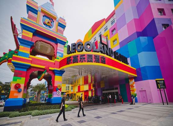 Guardias de seguridad caminan en la entrada durante el día de prensa en el nuevo Legoland en Shanghái, China.