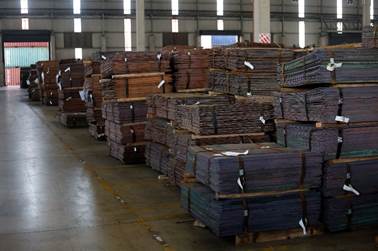 Cobre en bruto procedente de Zambia listo para su exportación en un almacén sudafricano.