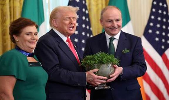 El presidente de Estados Unidos, Donald Trump, y el primer ministr irlandés, Michael Martin, levantan un cuenco de tréboles antes del Día de San Patricio en la Casa Blanca