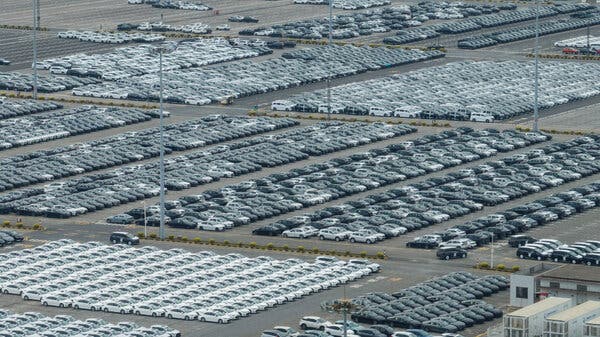 Vista aérea de un enorme lote lleno de coches.