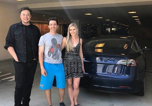 quienes son los clientes de tesla