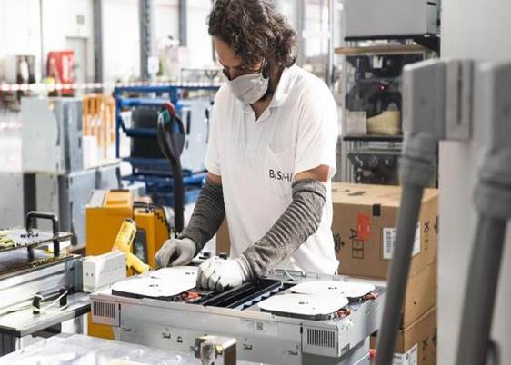 Un trabajador de la línea de producción de placas de inducción de la planta de BSH en Montañana. | BSH