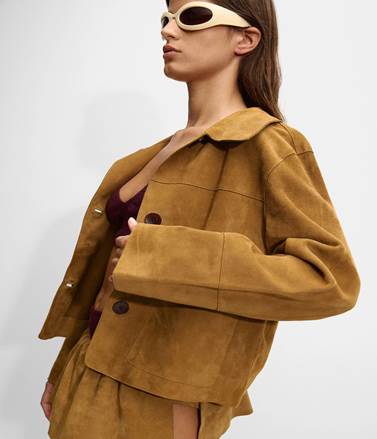 Chaqueta marrón de ante, de Parfois. Una buena inversión en el Black Friday.