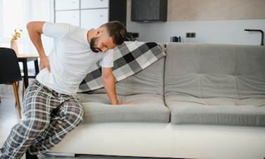 Persona con dolencia (Adobe Stock)