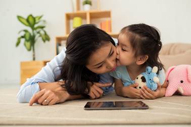 Madre e hija con la tablet