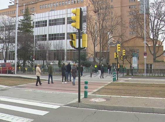 Uno de los semáforos de la parada del tranvía en la Romareda que dispone de aviso acústico. / Aragón Tv