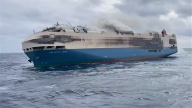 carguero incendiado y hundido con miles de coches