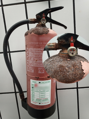 Gran corrosión al estar en una piscina cubierta climatizada. AprendEmergencias