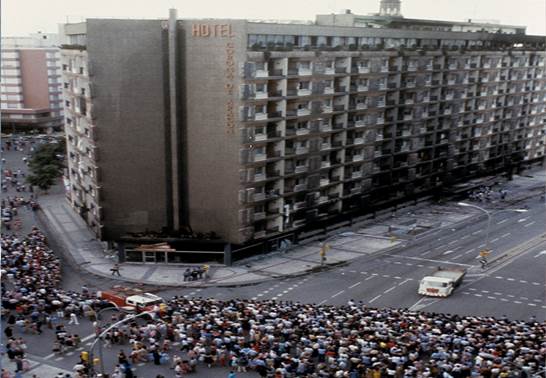 Imágenes del incendio del 12 de julio de 1979 en el hotel Corona de Aragón, en Zaragoza.