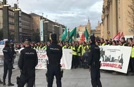 Concentración de trabjadores de FCC parques y jardines delante del Ayuntamiento