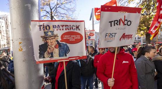Protesta de los trabajadores de Airtex en Zaragoza contra los despidos y la deslocalización a Rumanía.